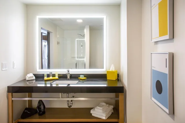 غرفة قياسية بسرير كينج بإطلالة على المرسى، Hotel Indigo Seattle Everett Waterfront 4/5