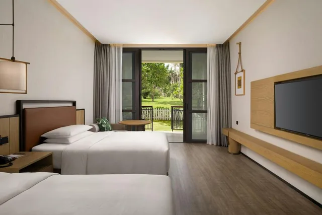 Courtyard, Guest Room, 2 Double Beds, Garden View, Balcony، Marriott Yalong Bay 2/2