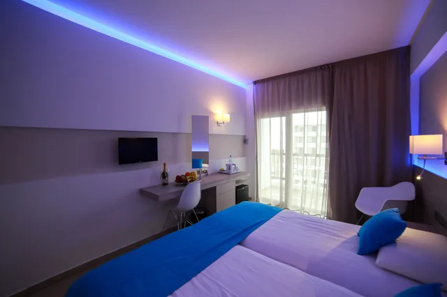 غرفة ثلاثية بسريرين منفصلين بإطلالة جزئية على البحر، Les Palmiers Beach Hotel 3/4