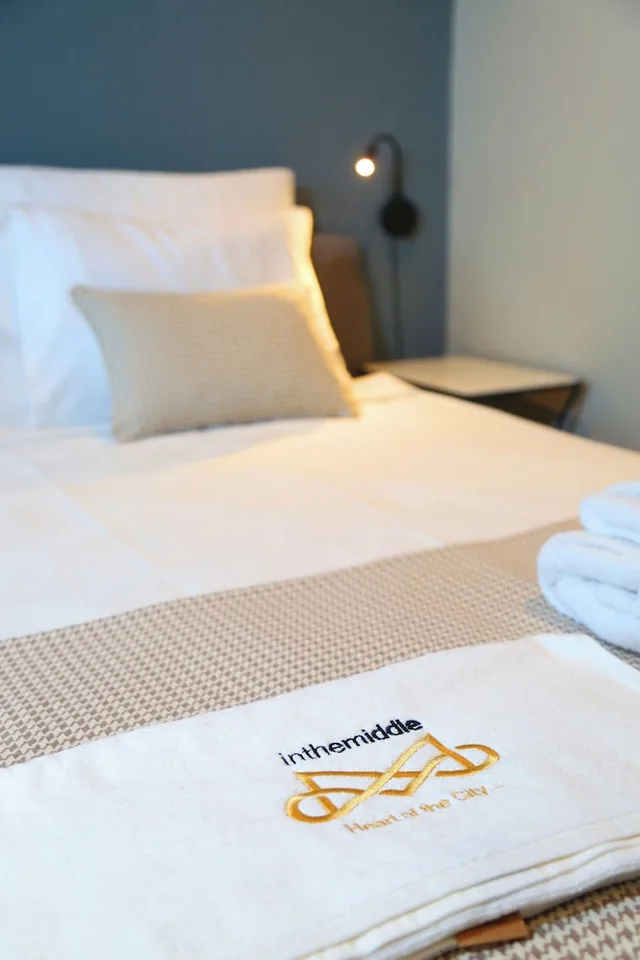 غرفة قياسية بسرير مزدوج، In The Middle Hotel 2/3