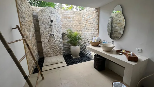 غرفة بسرير كينج بإطلالة على البحر، Living Asia Resort Spa Lombok 3/3
