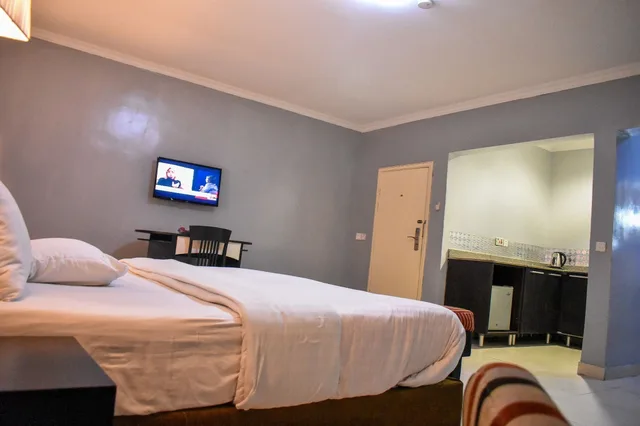 Royal, Suite, King Bed, Emerald Cove 3/7