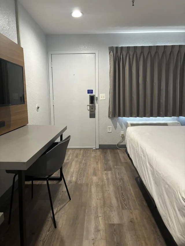 1 King Bed - Mobility Accessible Tub, Nsmk، Motel6 Santa Ana, CA 8/10