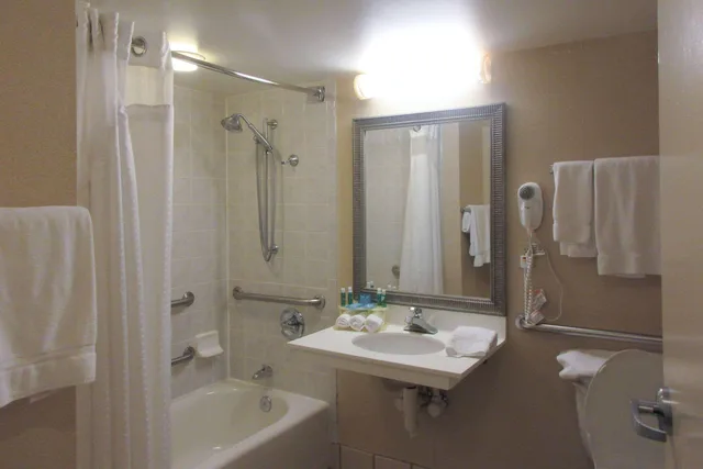 غرفة قياسية بسرير مزدوج، Quality Inn Horseheads 6/6