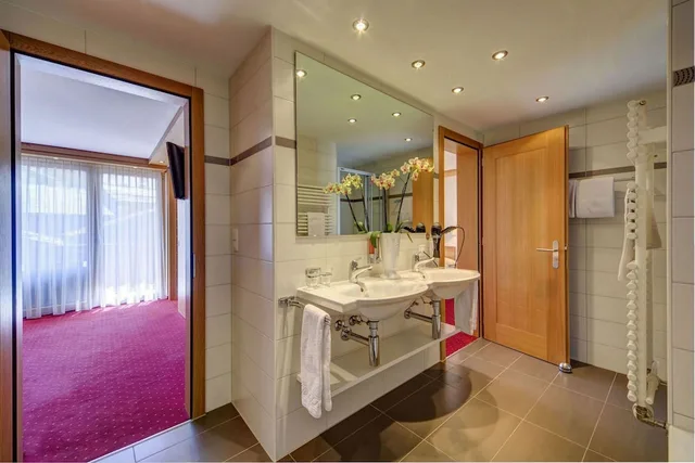 جناح بسرير مزدوج بإطلالة على الجبل مع أريكة، Hotel Excelsior 5/5