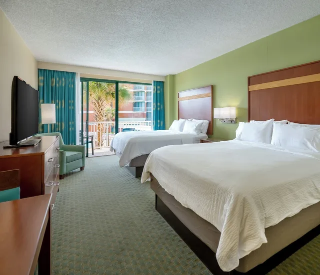 غرفة قياسية بسريرين كوين بإطلالة على المسبح، Holiday Inn Hotel And Suites Virginia Beach North Beach 7/10