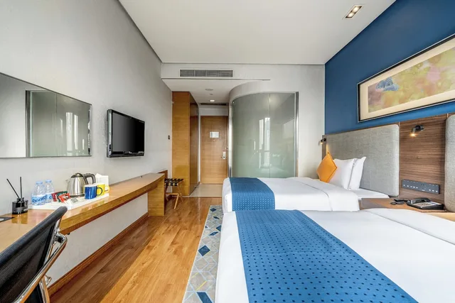 غرفة قياسية بسريرين منفصلين بإطلالة على المدينة، Holiday Inn Express Chongqing Guanyinqiao 2/10