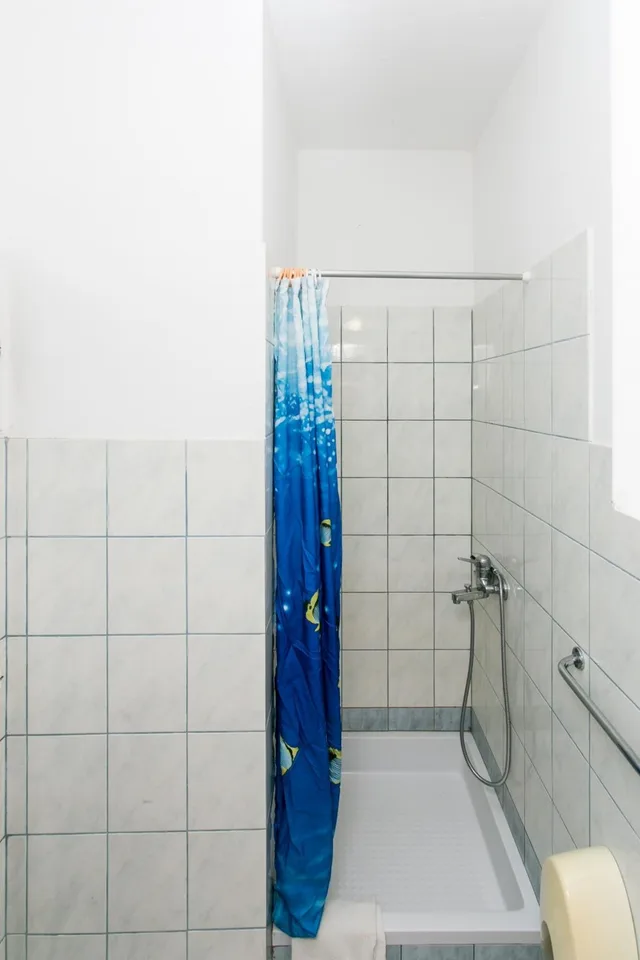غرفة ثلاثية بسرير كوين وسرير فردي بإطلالة على البحر بشرفة، Apartments Franka Saplunara 5/5