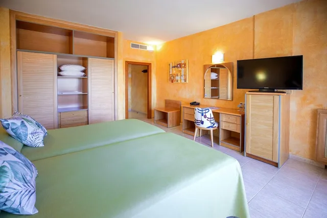 غرفة بأربعة أسرّة بإطلالة على البحر بشرفة، Hotel Servigroup La Zenia 7/10