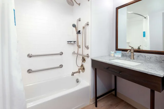 غرفة قياسية بسرير كينج لذوي الإعاقة، Hampton Inn Buffalo Williamsville 3/5