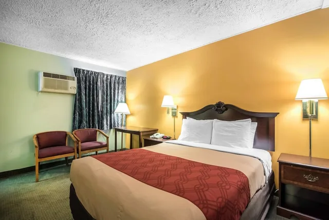 غرفة قياسية بسرير كوين، Econo Lodge Brattleboro South 2/5