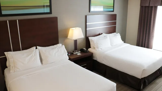 غرفة قياسية بسرير كينج وسريرين كوين، HOLIDAY INN EXPRESS GOLDEN KICKING HORSE 6/6