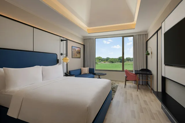 غرفة بسرير كينج لذوي الإعاقة، Doubletree by Hilton Bengaluru Airport 2/7