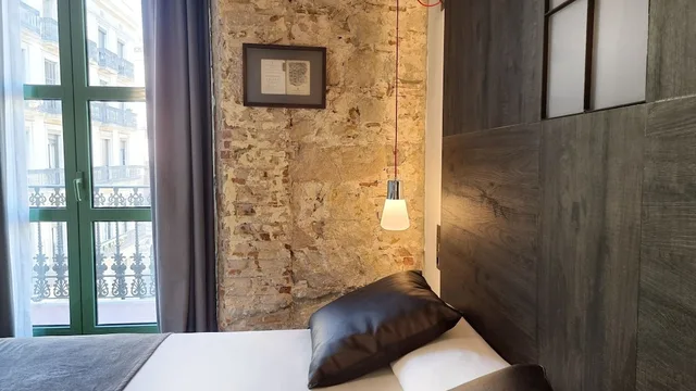 غرفة داخلية كومفورت ثلاثية بسرير مزدوج مع أريكة، Sant Agusti Hotel 2/4