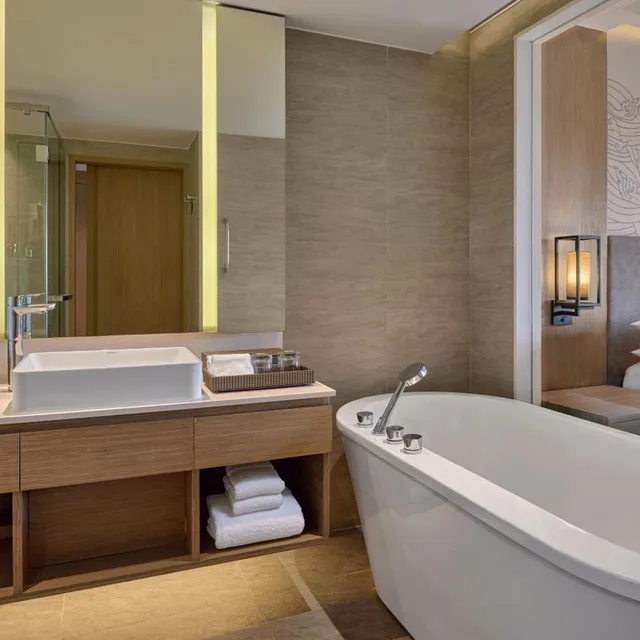 غرفة كبيرة بسريرين مزدوجين بإطلالة على المسبح بشرفة، Phuket Marriott Resort & Spa, Merlin Beach 7/13