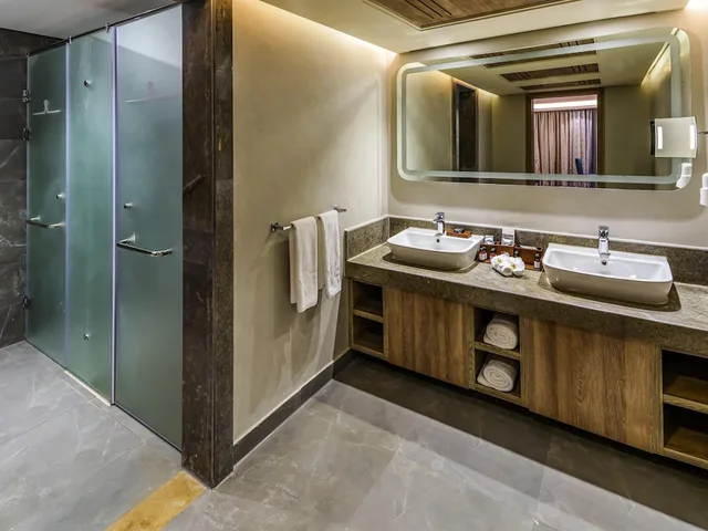 جناح بسرير كينج بإطلالة على الحديقة مع أريكة، Rixos Premium Magawish Bay View 4/6