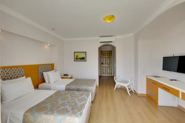 غرفة قياسية بسرير مزدوج بشرفة، Royal Asarlik Beach Hotel 1/5