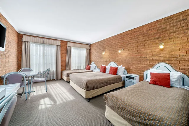غرفة عائلية بسرير كوين وسريرين منفصلين بمطبخ صغير، Comfort Inn Heritage Wagga 2/6