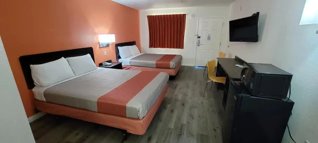 غرفة بسريرين كوين للمدخنين، Motel6 Santa Nella, CA - Los Banos 3/10