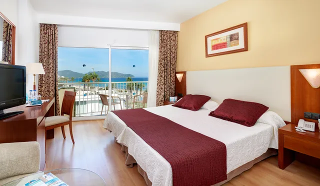 Room, Single, Double Bed, Lateral Side Sea View, Balcony، Cm Castell de Mar 1/1