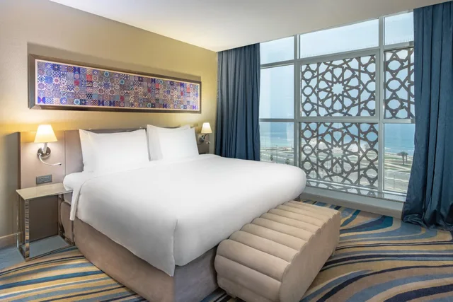 جناح سوبيريور بإطلالة جزئية على البحر مع دخول الصالة، فندق راديسون بلو جدة كورنيش(RADISSON BLU HOTEL, JEDDAH CORNICHE) 2/7