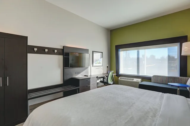 Standard, Single Bed, Sofa, Holiday Inn Express & Suites Auburn Downtown 1/3