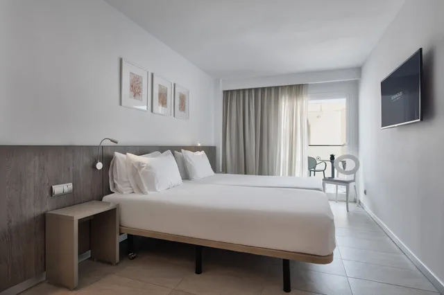 غرفة ديلوكس بسرير مزدوج أو سريرين منفصلين بشرفة، El Puerto Ibiza Hotel Spa 2/7