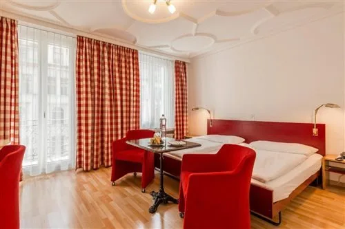 غرفة بسرير مزدوج أو سريرين منفصلين، Hotel Alpina Luzern 1/4