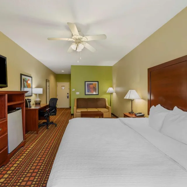 غرفة بسرير كينج مع أريكة، Best Western Plus Gadsden Hotel & Suites 1/8