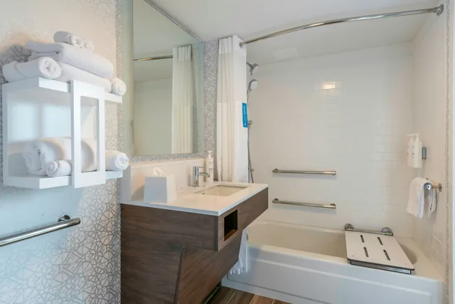 جناح بسرير كينج لذوي الإعاقة، Hampton Inn Manchester Downtown, NH 4/4