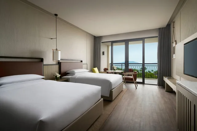 غرفة بسريرين مزدوجين بإطلالة على البحر للمدخنين، Marriott Yalong Bay 1/2