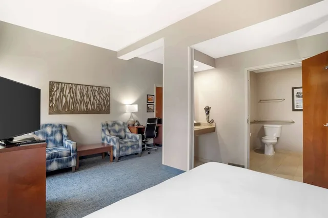 جناح بسرير كينج لذوي الإعاقة، Comfort Suites near Birkdale Village Huntersville 5/8
