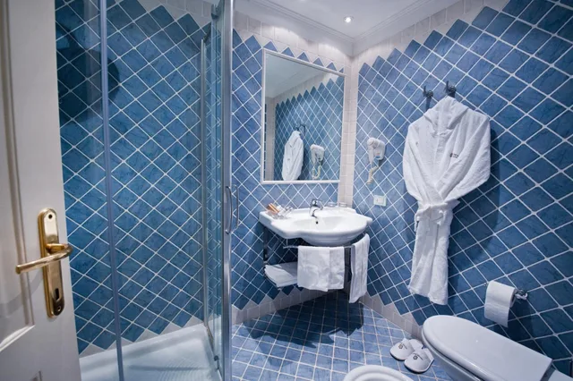 غرفة قياسية بسرير كوين، Ostuni Palace 5/5