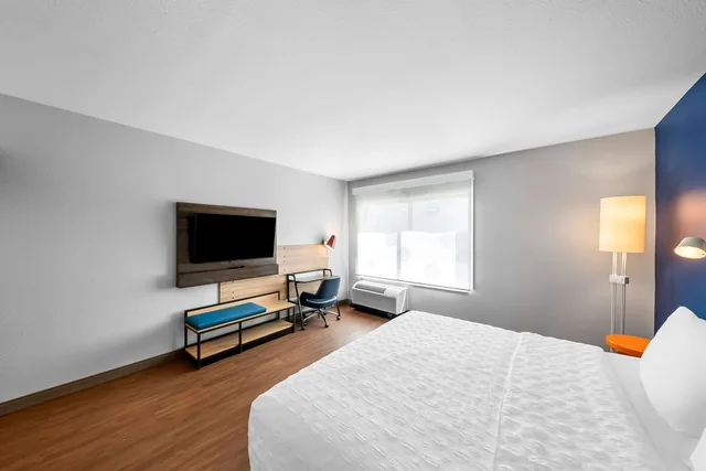 Room, King Bed, Bathtub, Accessible, Tru by Hilton Plano East North Hwy 75 2/4