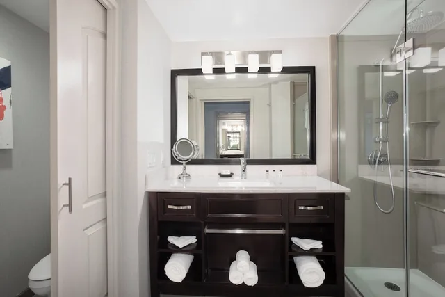 غرفة قياسية بسرير كينج، Crowne Plaza Costa Mesa Orange County 5/5