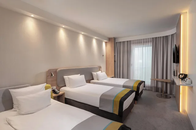 Standard, Multiple Beds, Corner، Holiday Inn Express Munich North, an IHG Hotel 1/5