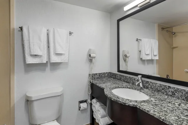 غرفة قياسية بسريرين كوين لذوي الإعاقة، Best Western Palm Beach Lakes 7/8
