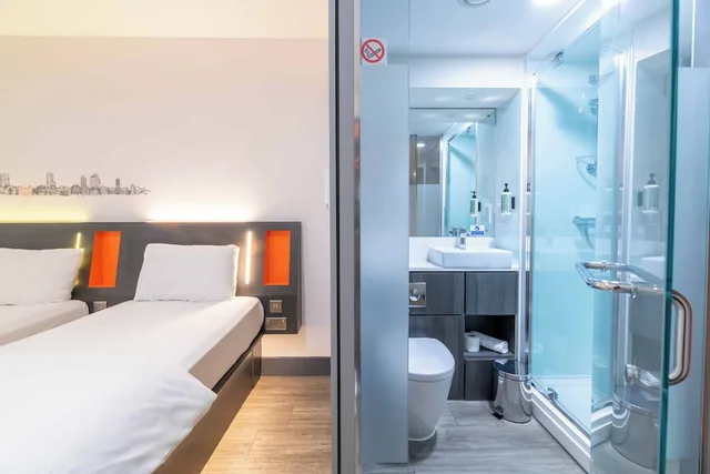 غرفة قياسية بسريرين منفصلين، easyHotel Leeds City Centre 5/10