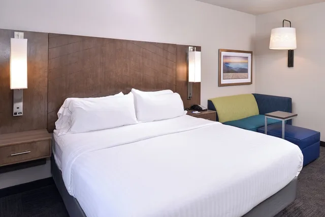 غرفة قياسية بسرير كينج مع أريكة، Holiday Inn Express Suites Bryant Benton Area 1/4