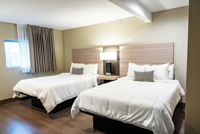 جناح بسريرين مزدوجين بغرفة نوم واحدة مع أريكة، Whitman Motor Lodge 1/7