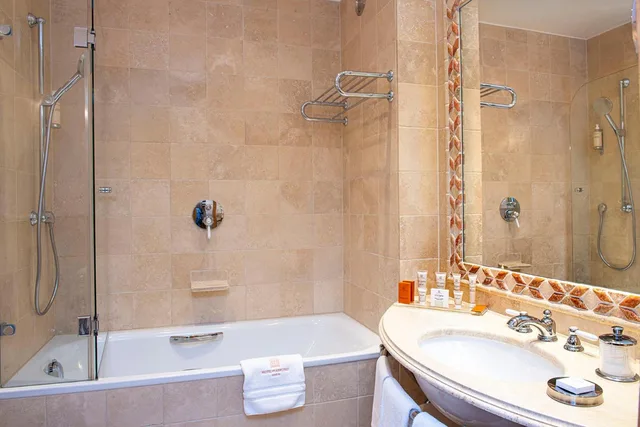 غرفة ديلوكس بسرير كوين، Hotel Les Armures 10/10