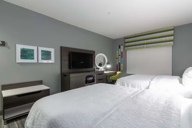غرفة بسريرين كوين مع أريكة لذوي الإعاقة، Hampton Inn & Suites Dallas East TX 1/3