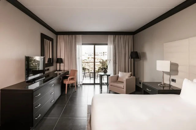 غرفة كلاسيكية بسرير كينج بإطلالة على الحديقة مع دخول صالة النادي، Intercontinental Malta 7/10