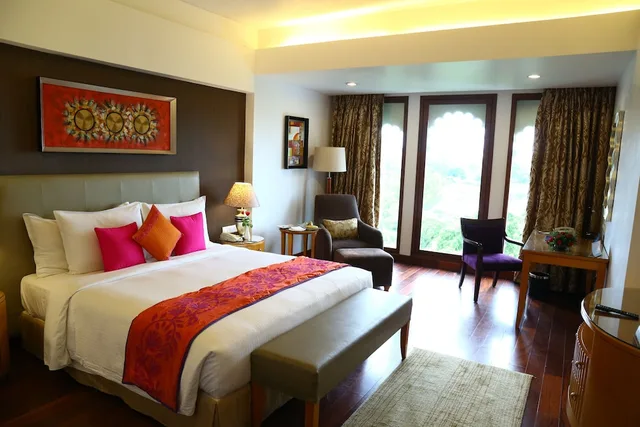 غرفة بزنس بإطلالة على البحيرة، Radisson Blu Udaipur Palace Resort And Spa 1/3
