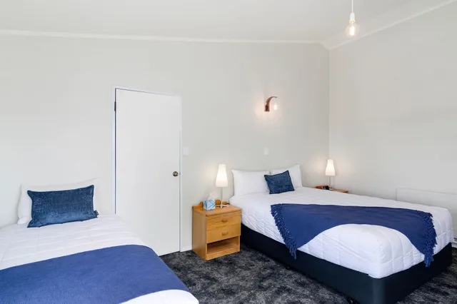 1 Bedroom, Unit, 1 Queen and 1 Single Bed, 2 Sofa, Lake Lodge Motel 1/4