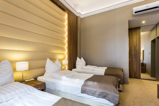 غرفة ديلوكس ثلاثية بثلاثة أسرّة بغرفة نوم واحدة بحوض استحمام، Hotel Elektor 1/4