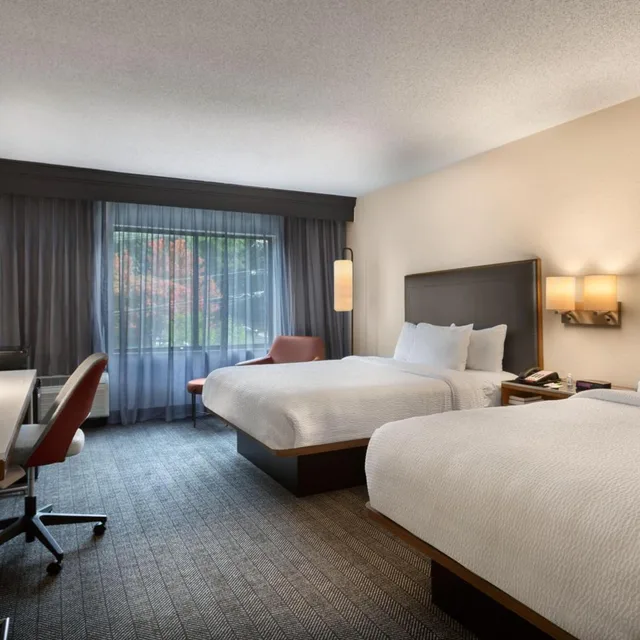 غرفة بسرير كوين بحوض استحمام لذوي الإعاقة، Courtyard By Marriott Winston-Salem Hanes Mall 2/2
