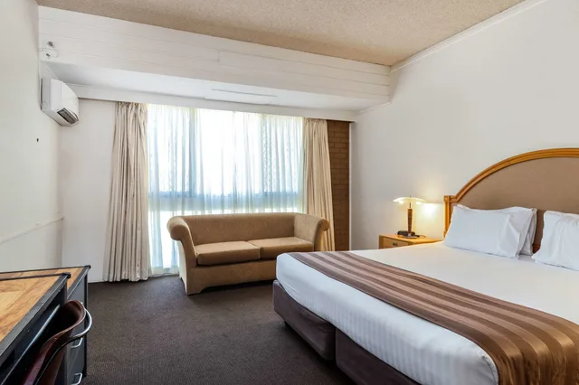 Standard, King Bed, Quality Inn Dubbo International 1/6