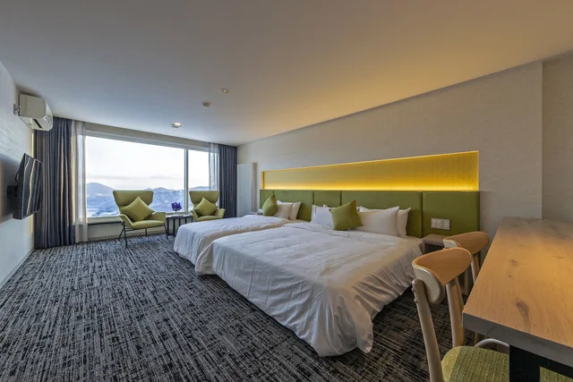 غرفة ديلوكس بسرير مزدوج وسرير فردي بإطلالة على البحيرة، Hotel Cocoa 1/3