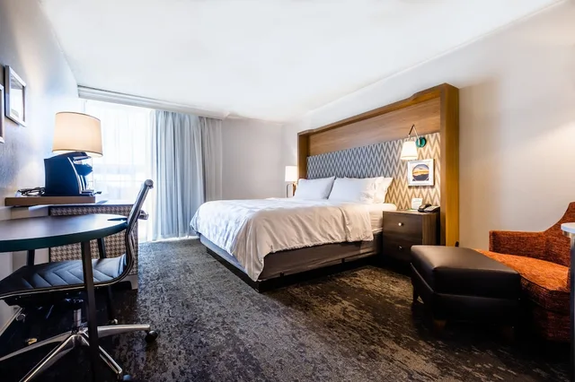 غرفة قياسية بسرير كينج في طابق منخفض، Holiday Inn Grand Haven-Spring Lake, an IHG Hotel 3/5